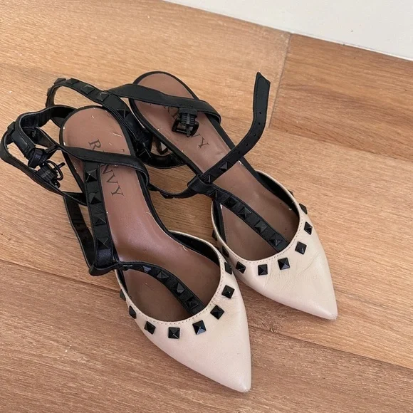 🎊2HP🎊 studded mid-heel pump from Renvy. Size 6.